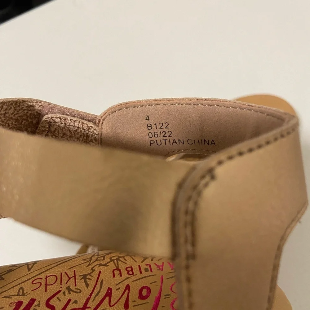 NWOT | Blowfish‎ kids malibu girl’s wedge metallic strap sandals — size 4